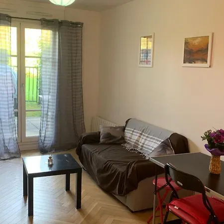 With Garden On The Seafront Daire