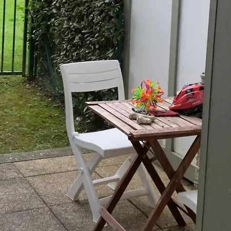 With Garden On The Seafront Daire